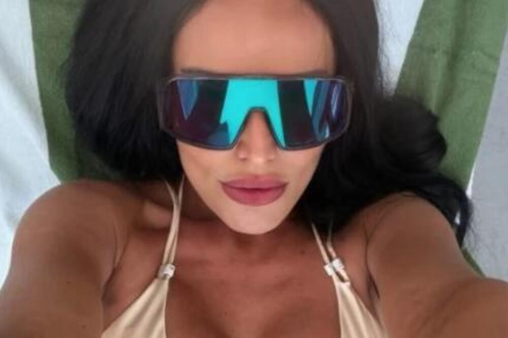 SEVNULO ONO ŠTO NE SME, SVI BI DA VIRNU: Naša pevačica pokazala više nego što je htela, sve je SNIMLJENO (FOTO)
