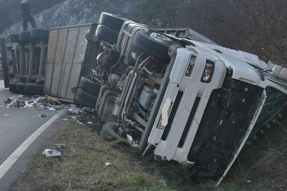 Šleper sa hladnjačom sleteo s puta: Teška nesreća kod Čačka, stanje vozača nije poznato