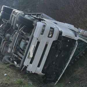 Šleper sa hladnjačom sleteo s puta: Teška nesreća kod Čačka, stanje vozača nije poznato