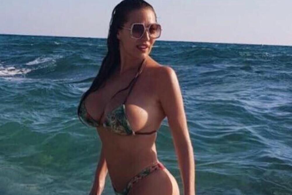 (FOTO) KAD SE CECA RAŽNATOVIĆ SKINE U SIĆIŠNI BIKINI VILICE PADAJU: Retko je viđamo u ovako VRUĆIM KADROVIMA! BOMBA