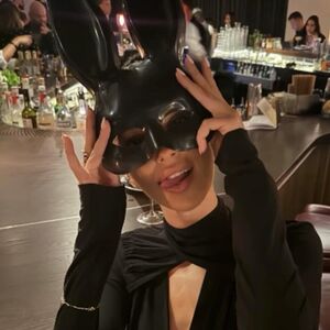 DA LI PREPOZNAJETE OVU "ZEČICU"? Ćerka našeg pevača na licu ima MASKU, a u prvom planu... (FOTO)