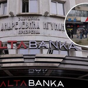 Ogromni redovi ispred Alta banke nakon oduzimanja dozvole: Građani pokušavaju da dođu do svog novca (VIDEO)