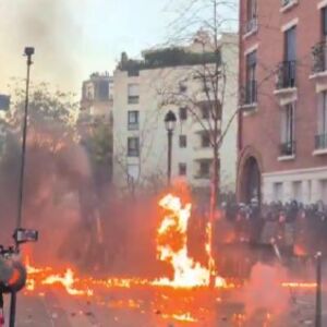 Bukti rat na ulicama Francuske: 320.000 demonstranata napravilo haos, došlo do okršaja sa policijom! (VIDEO)