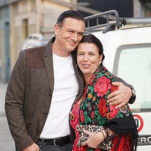 Naš čuveni glumac oženio je manekenku koja je radila sa najvećim svetskim zvezdama: Rodila je 3 sina pa otišla na selo da okopava baštu i gaji kokoši