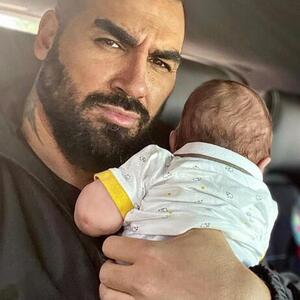 Nju je iskoristio da mu rodi ćerku, a onda joj je prinznao da je gej: Naš čuveni pevač se frapirao kad je ušao u njegov stan i otkrio istinu