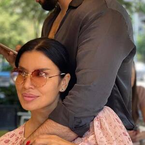 Ceo Čačak brujao je o njenoj trudnoći u 47. godini i luksuzu kojim je svima prkosila: Promenila je ime i preselila se u Beograd, a onda su isplivali šok detalji