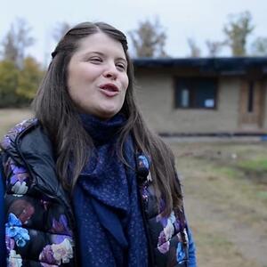 Biljana i Aleksandar iz Bijeljine nisu želeli da dižu stambeni kredit, već su napravili kuću od slame i blata: Svi u čudu gledaju vilu