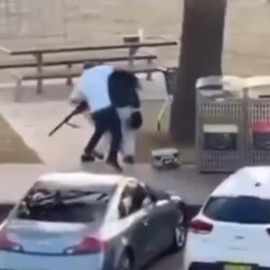ŠOK SNIMAK! OVAKO JE SAVLADAN TERORISTA IZ SIDNEJA! Čovek HEROJ ga dohvatio s leđa, usledila je borba na život i smrt! (FOTO/VIDEO)