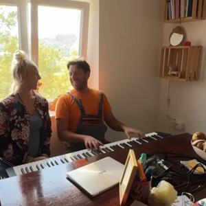 "OVA ILI NIJE NORMALNA ILI JE VRH" Rođena Nemica pošla za svojim Srbinom, doveo je u svoje selo, stali pored štale, a ona kao iz topa: Tu mi se sviđa! (VIDEO)