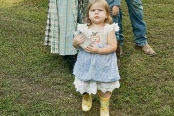 Rođaka joj poslala sliku svoje ćerke, a ona je prepoznala haljinicu na njoj s plakata za nestale osobe: Kad je otkriveno šta se desilo sa devojčicom zaledila se