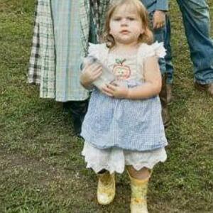 Rođaka joj poslala sliku svoje ćerke, a ona je prepoznala haljinicu na njoj s plakata za nestale osobe: Kad je otkriveno šta se desilo sa devojčicom zaledila se