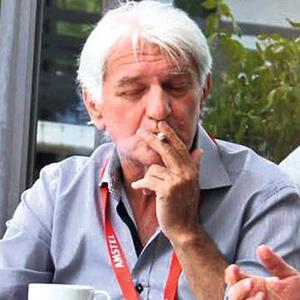 UMRO NA DIJALIZI DRŽEĆI U JEDNOJ RUCI CIGARETU, DRUGA PRIKLJUČENA NA INFUZIJI: Kad su lekari otkrili čaršav usledio šok: Teška smrt velike zvezde