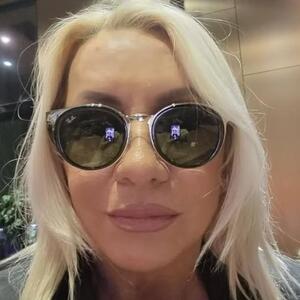 Zbog naše pevačice milijarder se odrekao porodice: On je čekao 15 godina, a nju su viđali pijanu kako spava na groblju