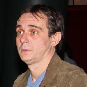 Ceo život nosio je jedan džemper i jedne farmerke, a sahranjen je u kostimu: Kolege pozvale hitnu čim su videle kako izgleda, a onda je usledio šok