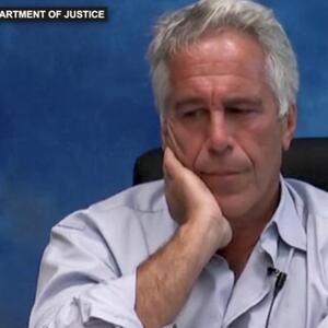 SNIMAK KOJI LEDI KRV  U ŽILAMA! Epstajna pitali koliko dugo ga seksualno privlače maloletnice: Počeo da trepće i da pomera obrve, usledio JEZIV odgovor (VIDEO)