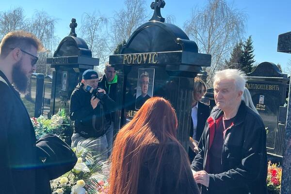 ĆERKU SAŠE POPOVIĆA NA GROBU SAČEKAO OVAJ ČOVEK! Uručio joj kovertu, Aleksandra se slomila kad je otvorila: Evo šta je bilo u njoj