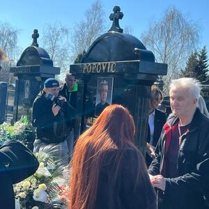 ĆERKU SAŠE POPOVIĆA NA GROBU SAČEKAO OVAJ ČOVEK! Uručio joj kovertu, Aleksandra se slomila kad je otvorila: Evo šta je bilo u njoj