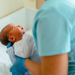 "Ja sam onaj koji je umro!" Babica je 1982. godine zamenila bebe na porođaju: Srpsku bebu dala je muslimanskoj porodici, a onda pred smrt otkrila šok istinu