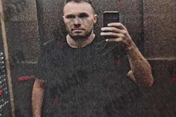BELIVUK ODMAH SKOČIO: "OVO NIJE ON, KRUPNIJI JE I MLAĐI!" Zvicerov selfi iz lifta i poruka posle ubistva škaljaraca u Atini prikazani u sudu (FOTO)
