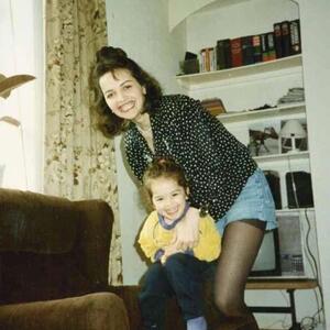 Rođena je na Kosovu i Metohiji, od majke Vere i oca Albanca koji je ćerku sa 13 godina uveo u svet estrade: Vaspitali je da bude porodična, a nema skandaloznije