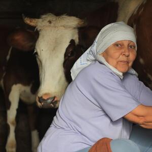 Stana je prodala jedinu kravu i dala komšiji pare da studira: Smatrali je ludom u selu, Milan je nije obilazio, nakon 10 godina usledio zapanjujući obrt