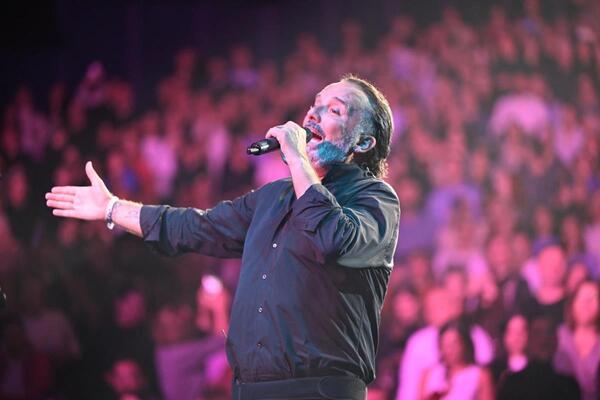 TONI CETINSKI NA KONCERTU U SLOVENIJI PROZIVAO SRBE! Zgrozio prisutne: Tražio publici da se prebroje: A Srbi i Srpkinje...