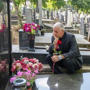 Čuveni moćnik sahranio 2 ćerke i svaki vikend provodio je na njihovom grobu sve dok mu mala prosjakinja nije priša i rekla: "Ja ih viđam u mojoj ulici"