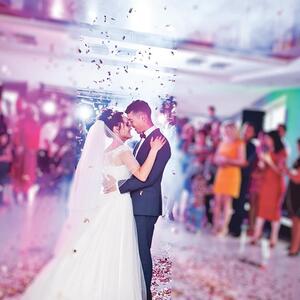 Evo koliko stvarno košta da budete gost na modernoj srpskoj svadbi? Od cifre da se zavrti u glavi: Detaljna računica otkriva koliko treba da stavite u kovertu