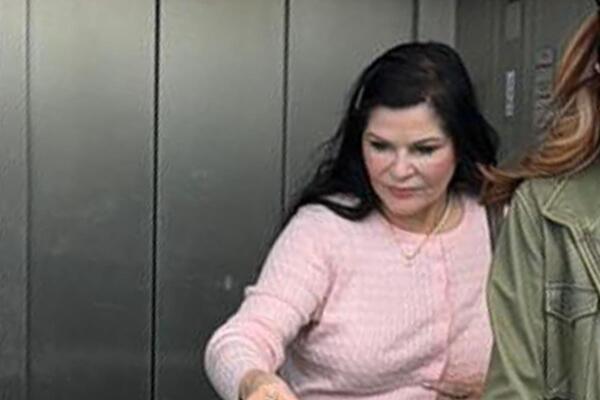 BIVŠA LJUBAVNICA PEVAČA SLETELA U BEOGRAD SVA U ZLATU: Na ruci skupoceni sat,  sve oči bile uprte u nju (VIDEO)