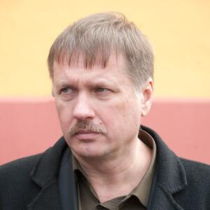 Ivan je živeo na selu i svake noći u 3:17 svetlo se palilo samo: Kad je na kameri video šta se dešava, skamenio se