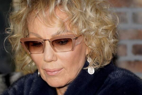 "UFURALA SE, ZNAMO MI KO JE ONA JAKO DOBRO" Neprepoznatljiva Lepa Brena uvredila fanove u Tuzli, oni samo sipaju kritike - "Kad se opanak popapuči" (ŠOK FOTO)