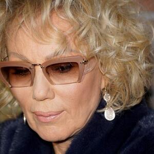 "UFURALA SE, ZNAMO MI KO JE ONA JAKO DOBRO" Neprepoznatljiva Lepa Brena uvredila fanove u Tuzli, oni samo sipaju kritike - "Kad se opanak popapuči" (ŠOK FOTO)