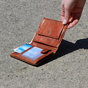 "ODAKLE VAM TA IDEJA - SRAMOTA!" Srbin izgubio novčanik sa 100.000 dinara i 300&euro;, a kad su mu vratili šokirao se šta je zatekao unutra -  "Srpska posla"