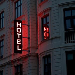 ČAČANIN TUŽIO HOTEL JER SU NJEGOVOJ ŽENI OTKRILI S KIM JE PROVEO NOĆ: Dosad nezapamćen slučaj stigao i pred sud, zaplet je za film