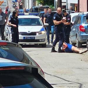 (UZNEMIRUJUĆ VIDEO) POGLEDAJTE ŠTA JE PRETHODILO PUCNJAVI U PROKUPLJU, ISPLIVAO SNIMAK: Jedan leži na asfaltu, drugi sedi na njemu, čuje se vrisak: Dosta, bre!