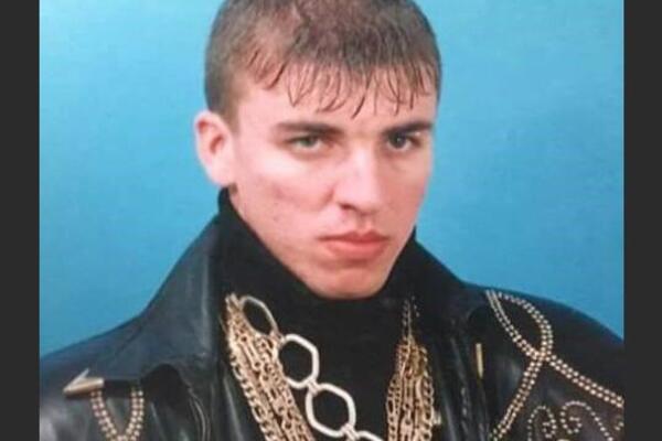 S KILO ZLATA OKO VRATA I DVA PIŠTOLJA ŠETAO PO GRADU, A PIO JE SAMO MLEKO! 6 zlatnih kajli, 2 krsta i "versače": Ko je 90-ih bio najžešći đetić u Baru (FOTO)