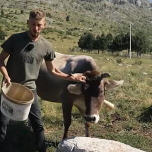 FILIP IMAO PLAN JOŠ U OSNOVNOJ Dok su drugi jurcali za loptom, mali gorštak mozgao kako da kupi kozu! Džeparac na užinu nije trošio već na jare, evo šta sad ima