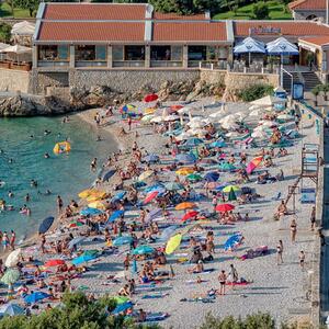 ZASPALI NA PARKINGU, KAD SU SE PROBUDILI OSTALI BEZ SVEGA Sekund nepažnje na plažama u Crnoj Gori i postajete meta lopovima! Evo o čemu se zapravo radi