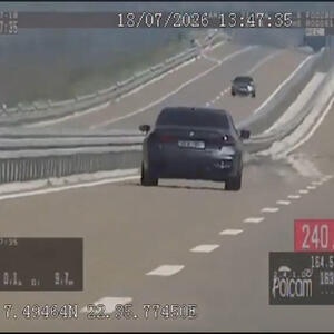 (VIDEO) POGLEDAJTE SNIMAK OD KOJEG SE DIŽE KOSA NA GLAVI! Policija snimila zastrašujuću vožnju na putu, divljao 241 km na sat, usledila POTERA