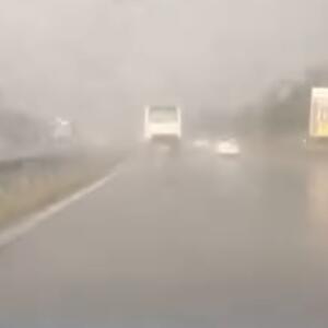 IMA POVREĐENIH U NEVREMENU KOJE HARA SRBIJOM! Stablo palo na ženu, hitno prevezena u Urgentni centar: Oluja čupala stabla, pogledajte STRAŠNE PRIZORE (VIDEO)