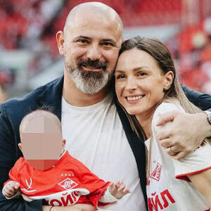 SUNOVRAT U ZVEZDI, A U PRIVATNOM ŽIVOTU - BAJKA! Stanković dobio dve ćerke sa osam godina mlađom novinarkom - prelepa Anita mu je sada najveća podrška!
