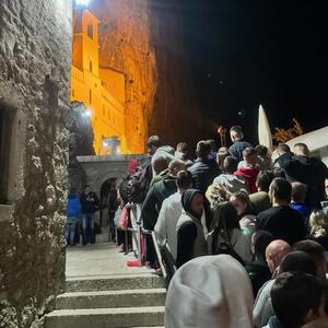 Krici sile tame odjekivali pod Ostroškim stenama! Drama od koje se ledi krv u žilama: Monasi otkrili šta se desilo devojci pred ćivotom Svetog Vasilija (VIDEO)