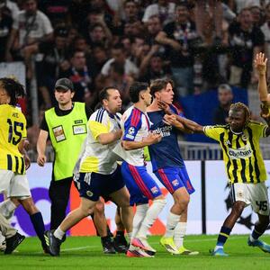 LETELE PESNICE, SVE PRŠTALO! Jedna provokacija zapalila sve, a onda je NASTAO TOTALNI HAOS!  Liga šampiona ne pamti ovakvu makljažu! (VIDEO)