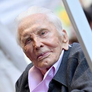 Kirk Daglas imao milione, a sinu nije ostavio ni cent svojih para: Snaji dao poklon o kojem svi bruje, a 1 stvar iz Jugoslavije glavna je u njegovom testamentu