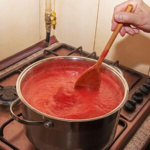 Srbi masovno odustaju od ajvara?! Pijace pune rodne paprike, cena nikad niža, a tezge ostaju pune: Trgovci u šoku, otkrivena nova navika domaćica!