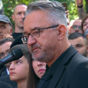 "Dragi tata, pogledaj sa čime izlaziš. Narod nam je svedok" - Zavapio je i slomio se u suzama! Potresan govor Darka Mladića na sahrani generala