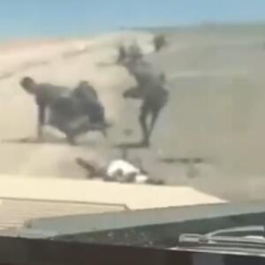 (UZNEMIRUJUĆI VIDEO) UZVIKUJU "ALAHU EKBER" I OKLOPNIM VOZILIMA GAZE LJUDE PORED MORA! Stravična scena rata u Jemenu, Saudijci se opasno svete Hutima!